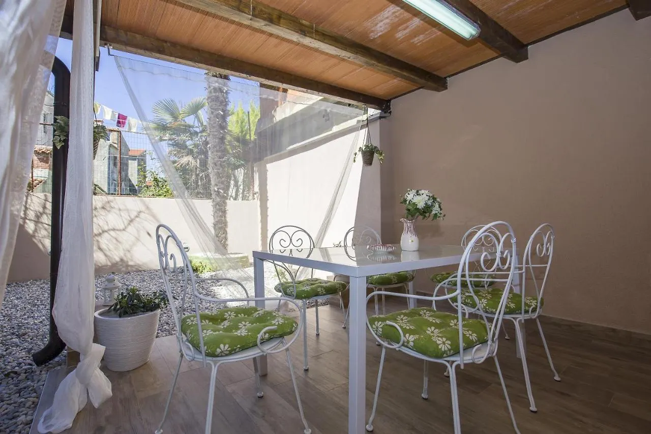 Apartment With Garden And Free Parking Pula