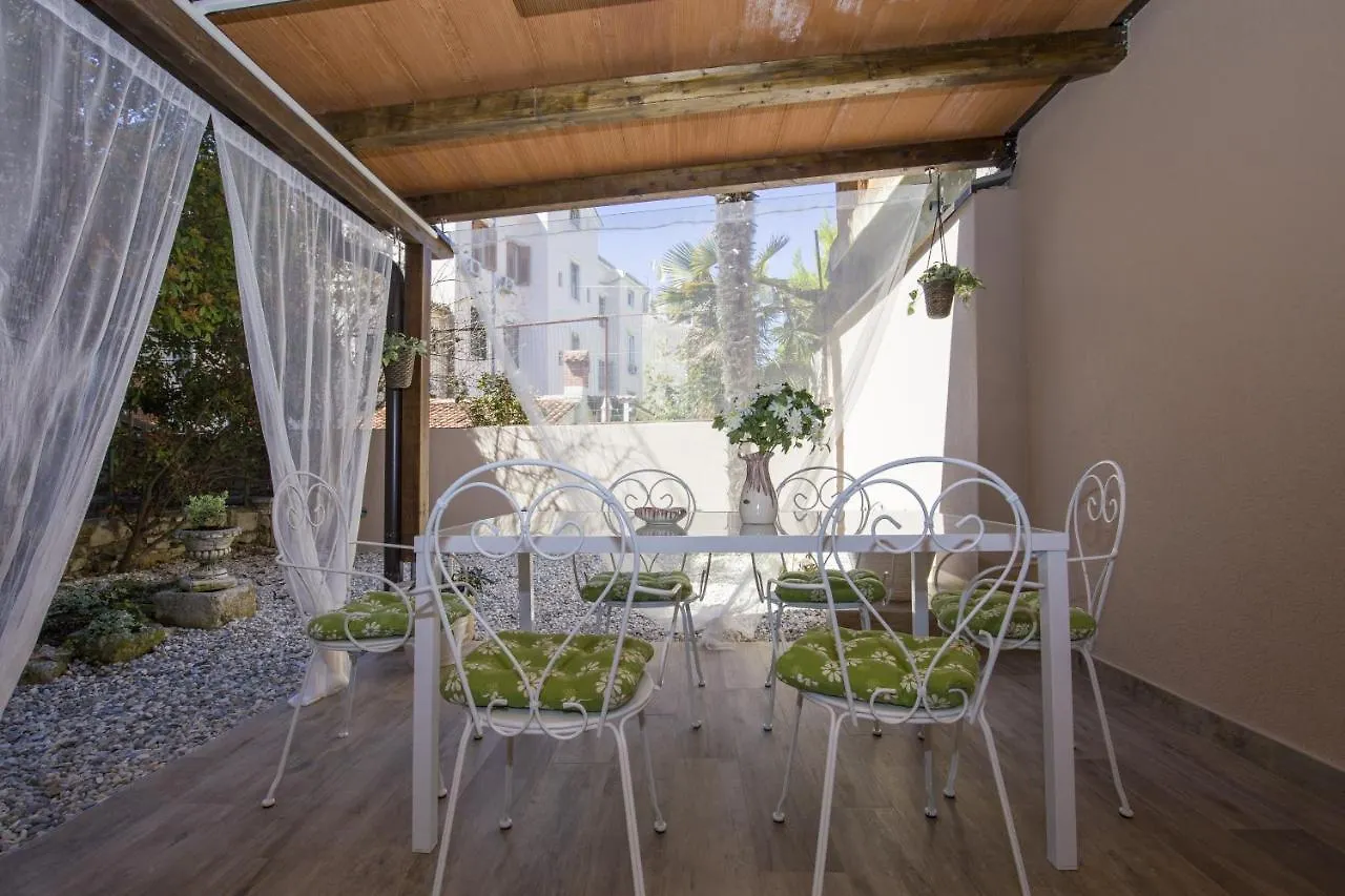 Apartment With Garden And Free Parking Pula